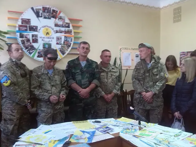 Подяка, радість та сльози - так айдарівців зустріли луцькі школярі (ФОТО) — фото 1