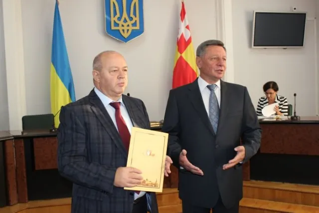Романюк вручив нагороду волонтеру зі Спілки афганців за допомогу українському війську — фото 1