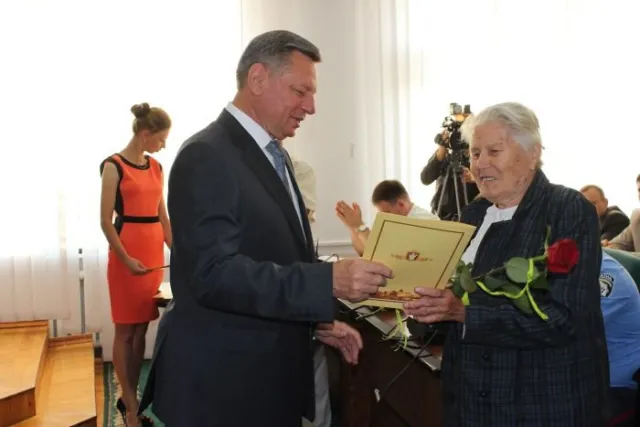 Романюк вручив нагороду волонтеру зі Спілки афганців за допомогу українському війську — фото 4
