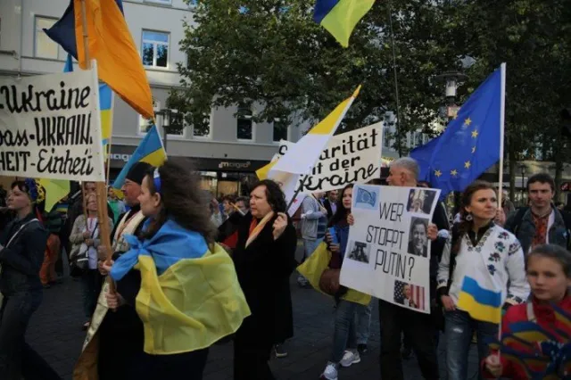 Масштабний мітинг на підтримку України німцями під час автопробігу Європою (ФОТО) — фото 3