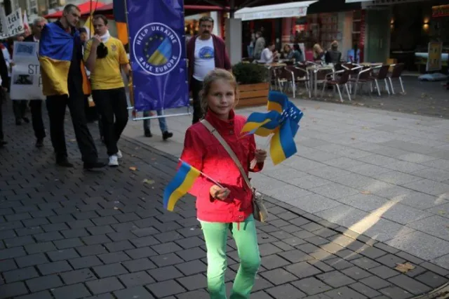Масштабний мітинг на підтримку України німцями під час автопробігу Європою (ФОТО) — фото 5