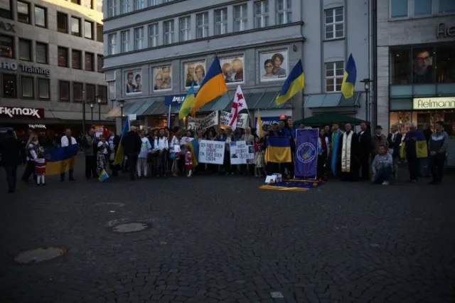 Масштабний мітинг на підтримку України німцями під час автопробігу Європою (ФОТО) — фото 6