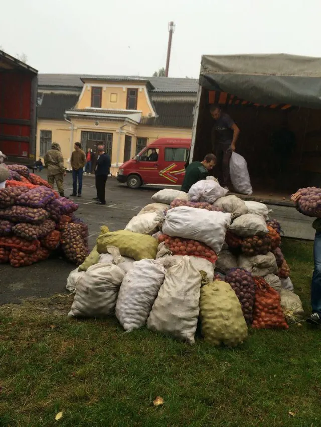 Волинські волонтери відправили машину з продуктами для поранених військових — фото 1