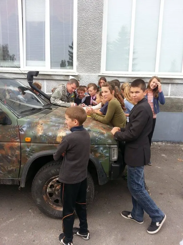 Луцькі волонтери поділилися досвідом допомоги бійцям з учнями (ФОТО) — фото 4