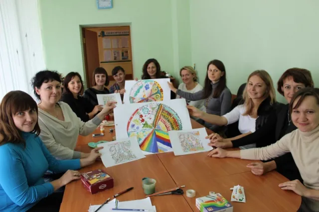 У Луцьку дружини бійців АТО відвідують заняття з арт-терапії (ФОТО) — фото 1