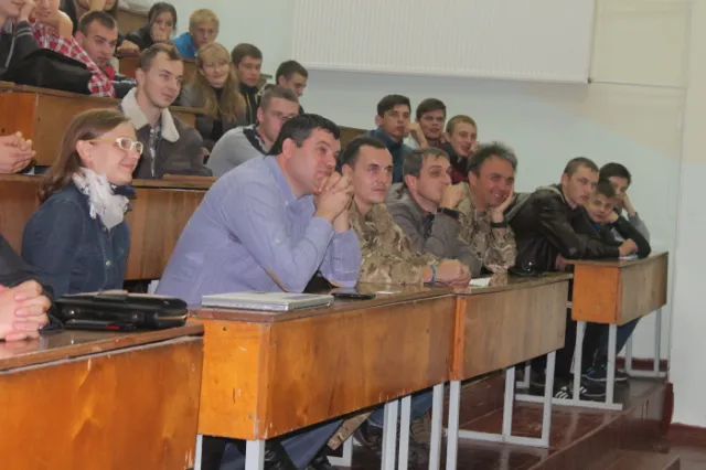 Айдарівці студентам ЛНТУ: «Хочеш миру – готуйся до війни» — фото 1