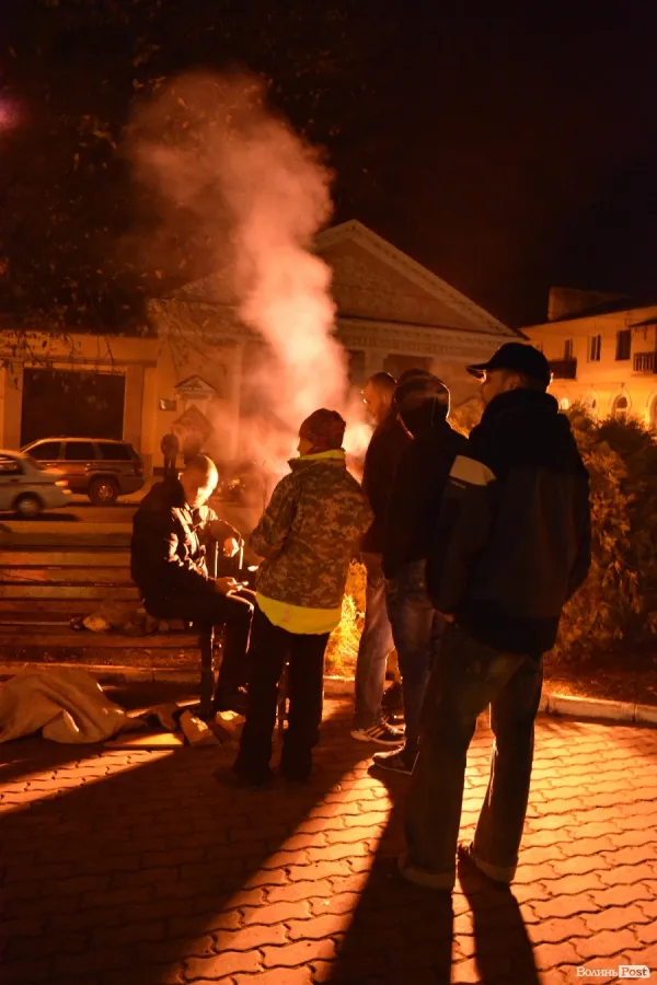 Під Луцькрадою - шини, аби не допустити фальсифікацій під час підрахунку голосів — фото 1