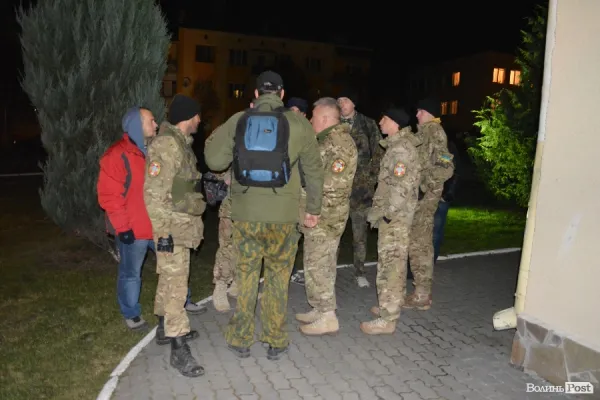Під Луцькрадою - шини, аби не допустити фальсифікацій під час підрахунку голосів — фото 2