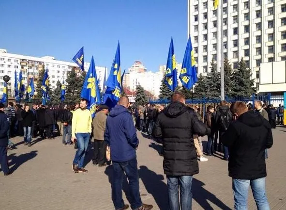 У Києві свободівці пікетують ЦВК — фото 1