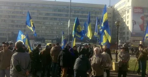 У Києві свободівці пікетують ЦВК — фото 3