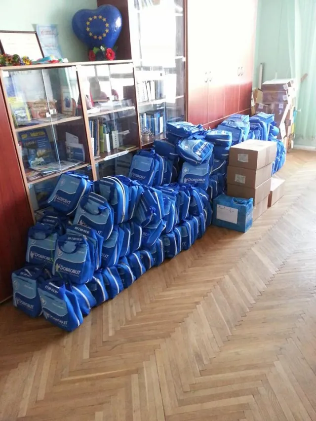 Волинські волонтери закупили прилад нічного бачення, 200 аптечок та 12 плащів  для бійців — фото 1