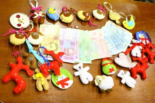 У Луцьку виготовляли новорічні іграшки, щоб допомогти онкохворим діткам (ФОТО) — фото 2