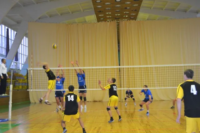 У Луцьку -  ІV відкритий Чемпіонат міста  з волейболу серед чоловічих команд — фото 3