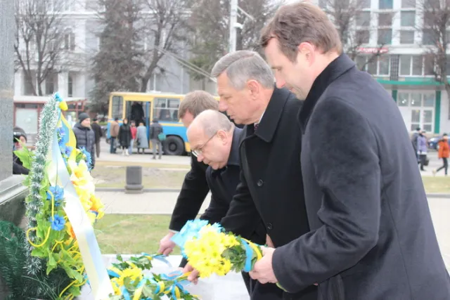 Лучани поклали квіти до пам`ятника Грушевському (ФОТО) — фото 1