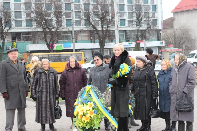 Лучани поклали квіти до пам`ятника Грушевському (ФОТО) — фото 2