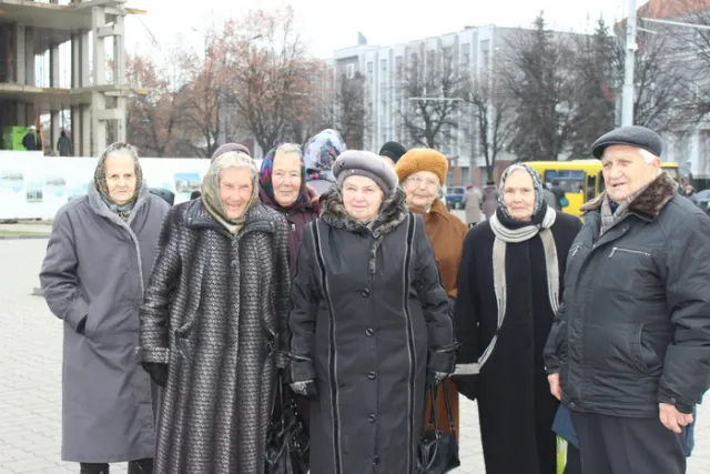 Лучани поклали квіти до пам`ятника Грушевському (ФОТО) — фото 3