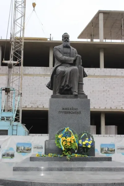 Лучани поклали квіти до пам`ятника Грушевському (ФОТО) — фото 4