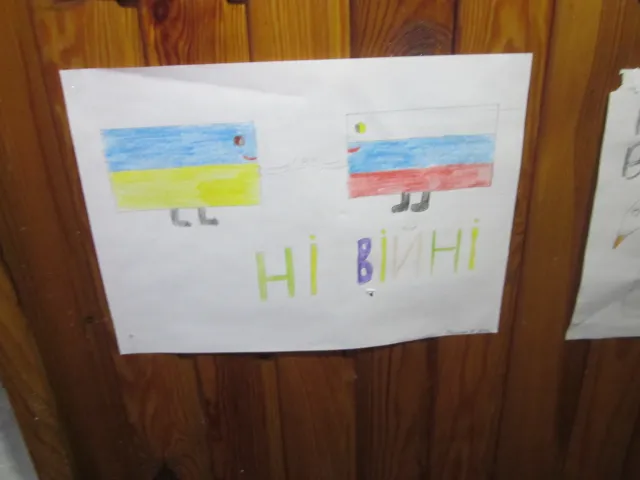 Волинські учні продовжують писати листи бійцям на Схід (ФОТО) — фото 4