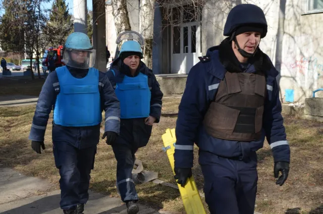 Лучан вчили, як діяти при пожежі від артилерійського обстрілу (фоторепортаж) + (відео) — фото 9