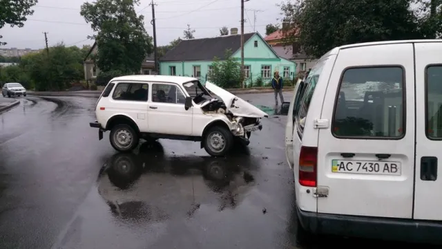 ДТП на вулиці Клима Савури, дощ зіграв злий жарт (фото) — фото 2