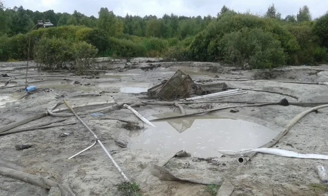 Службою безпеки України було викрито незаконний видобуток бурштину (фото) — фото 3