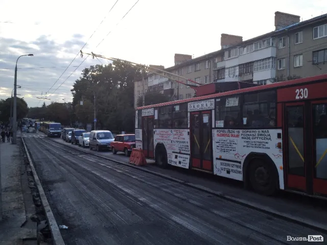 Не ремонтують дороги погано. Не ремонтують - теж погано! Затор на вул. Перемоги (фото, відео) — фото 2