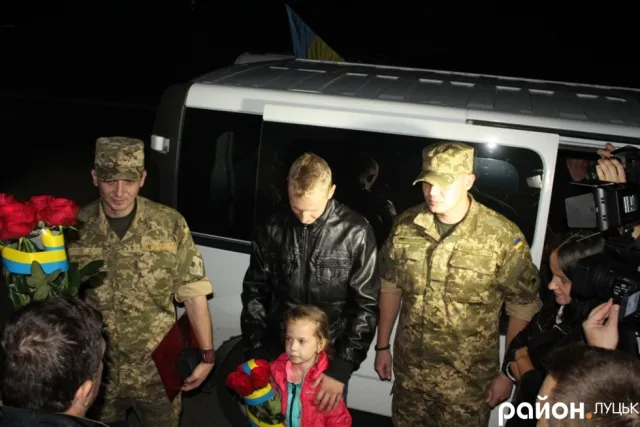 В Луцьку зустріли звільнених бойовиків (фото) — фото 2