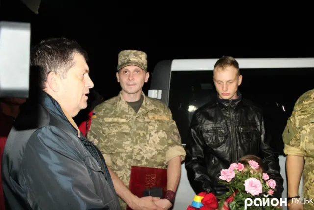 В Луцьку зустріли звільнених бойовиків (фото) — фото 11