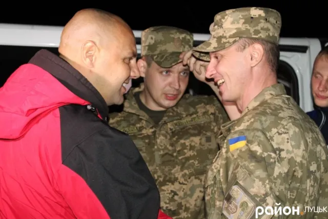 В Луцьку зустріли звільнених бойовиків (фото) — фото 12