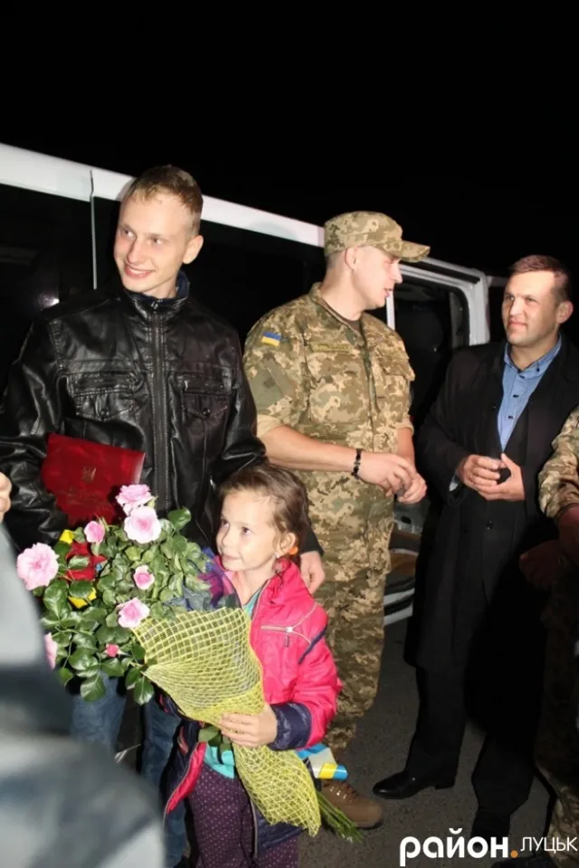 В Луцьку зустріли звільнених бойовиків (фото) — фото 13