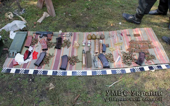 На Волині, в місцевого мешканця правоохоронці виявили арсенал зброї (фото, відео) — фото 2