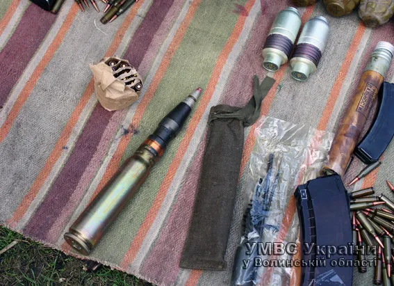 На Волині, в місцевого мешканця правоохоронці виявили арсенал зброї (фото, відео) — фото 3