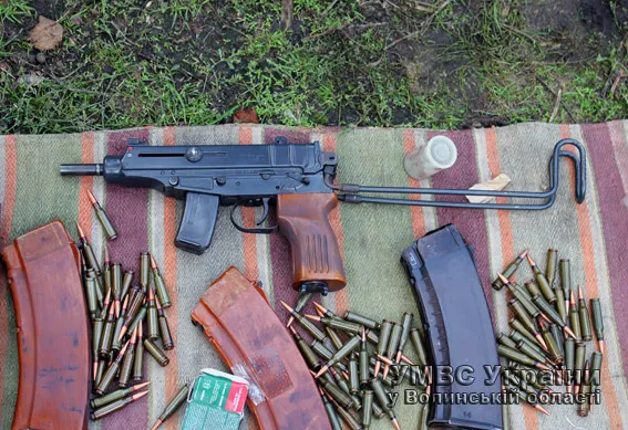 На Волині, в місцевого мешканця правоохоронці виявили арсенал зброї (фото, відео) — фото 6