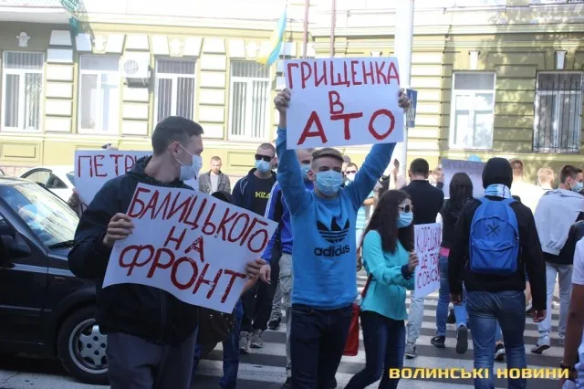 Молоді люди зібрались сьогодні мітингувати під прокуратурою області (фото, відео) — фото 1