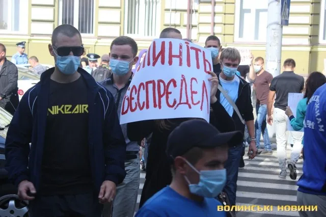 Молоді люди зібрались сьогодні мітингувати під прокуратурою області (фото, відео) — фото 2
