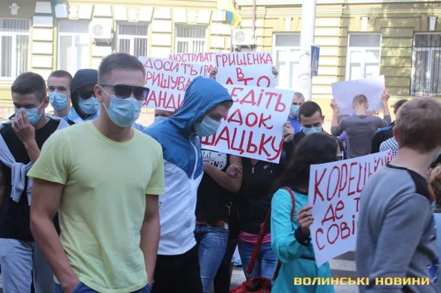 Молоді люди зібрались сьогодні мітингувати під прокуратурою області (фото, відео) — фото 3