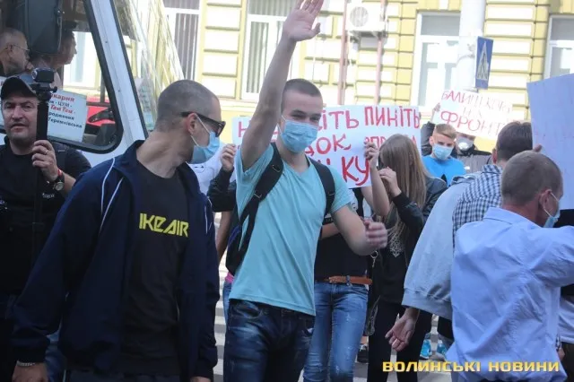 Молоді люди зібрались сьогодні мітингувати під прокуратурою області (фото, відео) — фото 6
