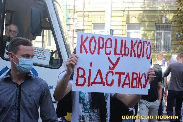 Молоді люди зібрались сьогодні мітингувати під прокуратурою області (фото, відео) — фото 7