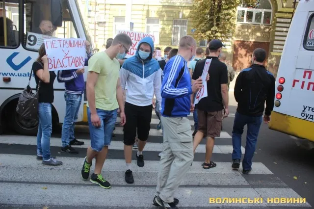 Молоді люди зібрались сьогодні мітингувати під прокуратурою області (фото, відео) — фото 8