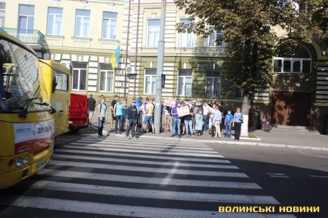 Молоді люди зібрались сьогодні мітингувати під прокуратурою області (фото, відео) — фото 9