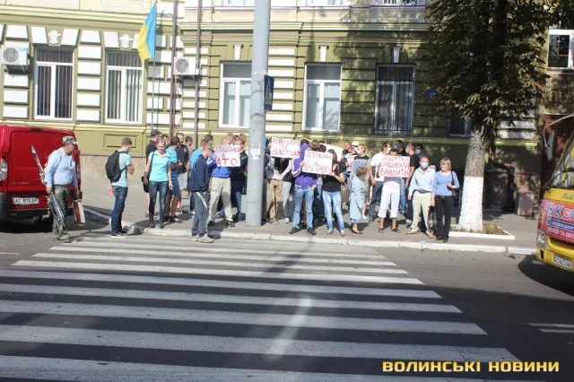 Молоді люди зібрались сьогодні мітингувати під прокуратурою області (фото, відео) — фото 10