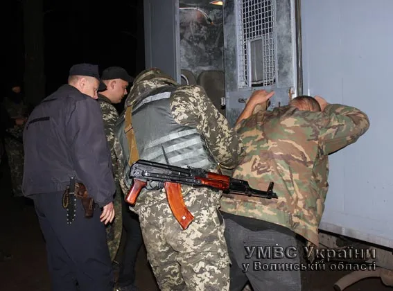 Правоохоронці провели спецоперацію по зупиненню незаконного видобутку "сонячного каменю". Затримано близько 200 осіб (фото, відео) — фото 2