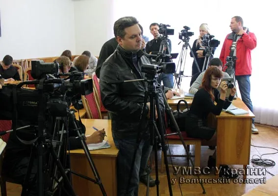 Правоохоронці провели спецоперацію по зупиненню незаконного видобутку "сонячного каменю". Затримано близько 200 осіб (фото, відео) — фото 11
