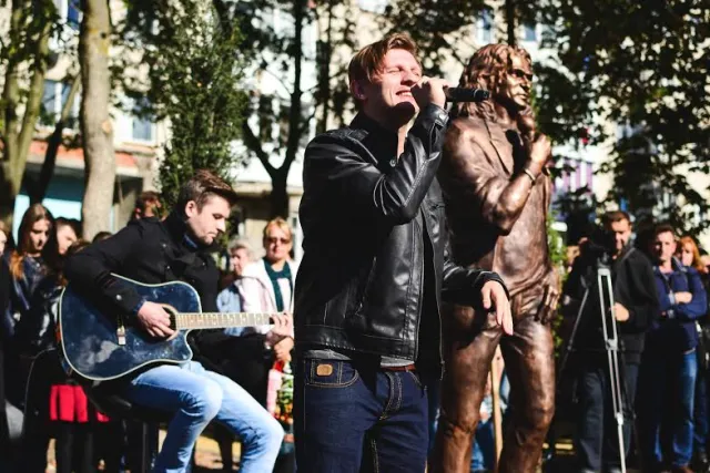 Щоб вшанувати загиблого Кузьму, в Луцьку відкрили пам'ятник виконавцю (фото, відео) — фото 1