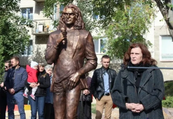 Щоб вшанувати загиблого Кузьму, в Луцьку відкрили пам'ятник виконавцю (фото, відео) — фото 2