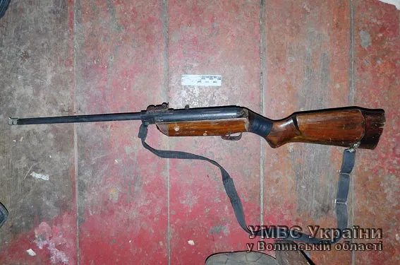 У домівці волиняна правоохоронці виявили незаконну схованку зброї (фото) — фото 3