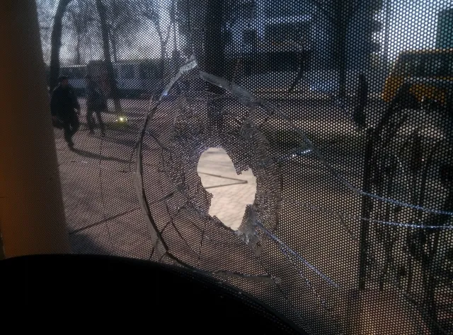В Луцке разбили окно в офисе «Солидарности» — фото 1