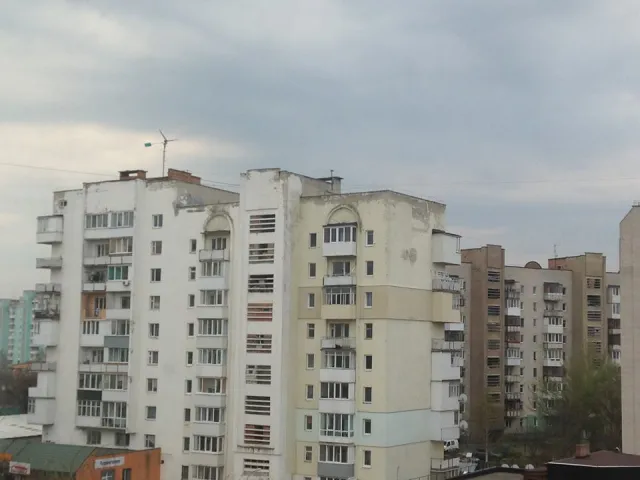 На крыше луцкой многоэтажки разместили ветрогенератор — фото 1